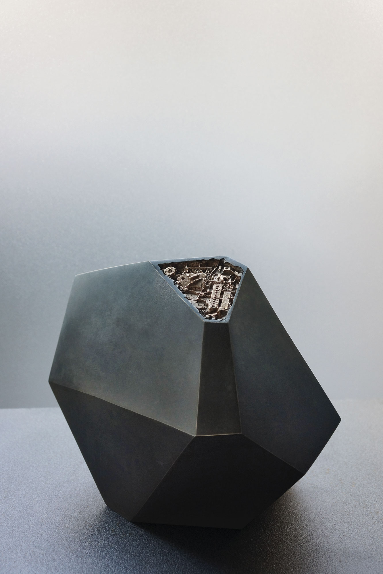 NAGATANI KYOJI, Genesi (Nero), 2016, Bronzo patinato, 23 x 27 x 17 cm