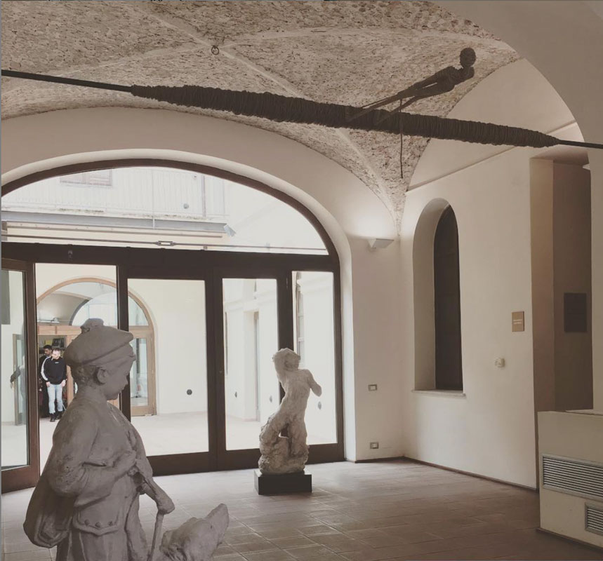 Installazione "Alias Nessuno" dell'artista Alex Pinna al MARCA di Catanzaro