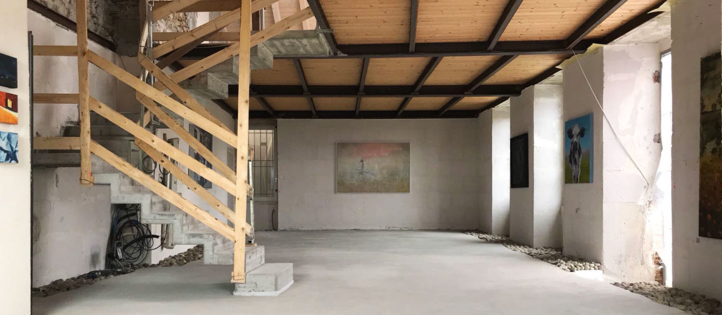 Interno di un appartamento di Villa La Torre a Casciago, fotografato in occasione dell'open house di Engel & Völkers e allestito con le opere della Galleria PUNTO SULL'ARTE.
