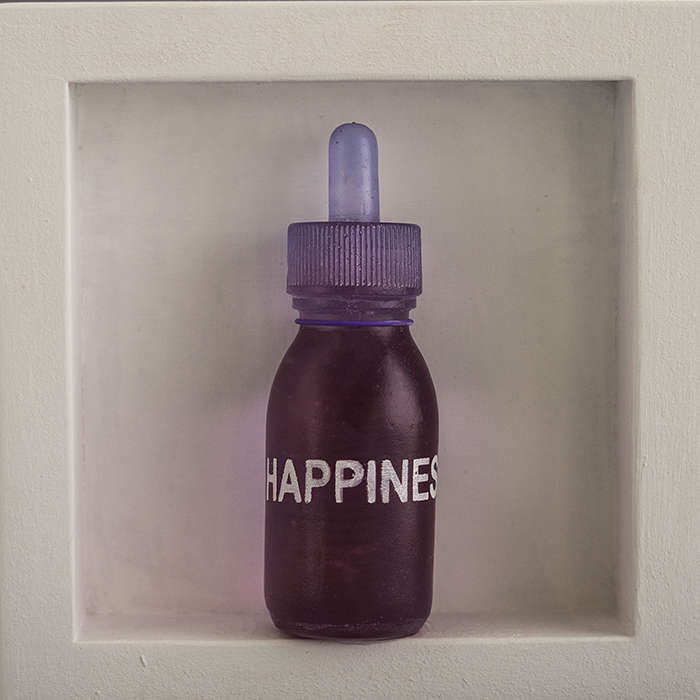 Levenson Silvia, Happiness, 2020, Vetro fuso a cera persa, legno (Lost wax glass, wood), 15x15x4,5 cm, Foto Marco del Comune