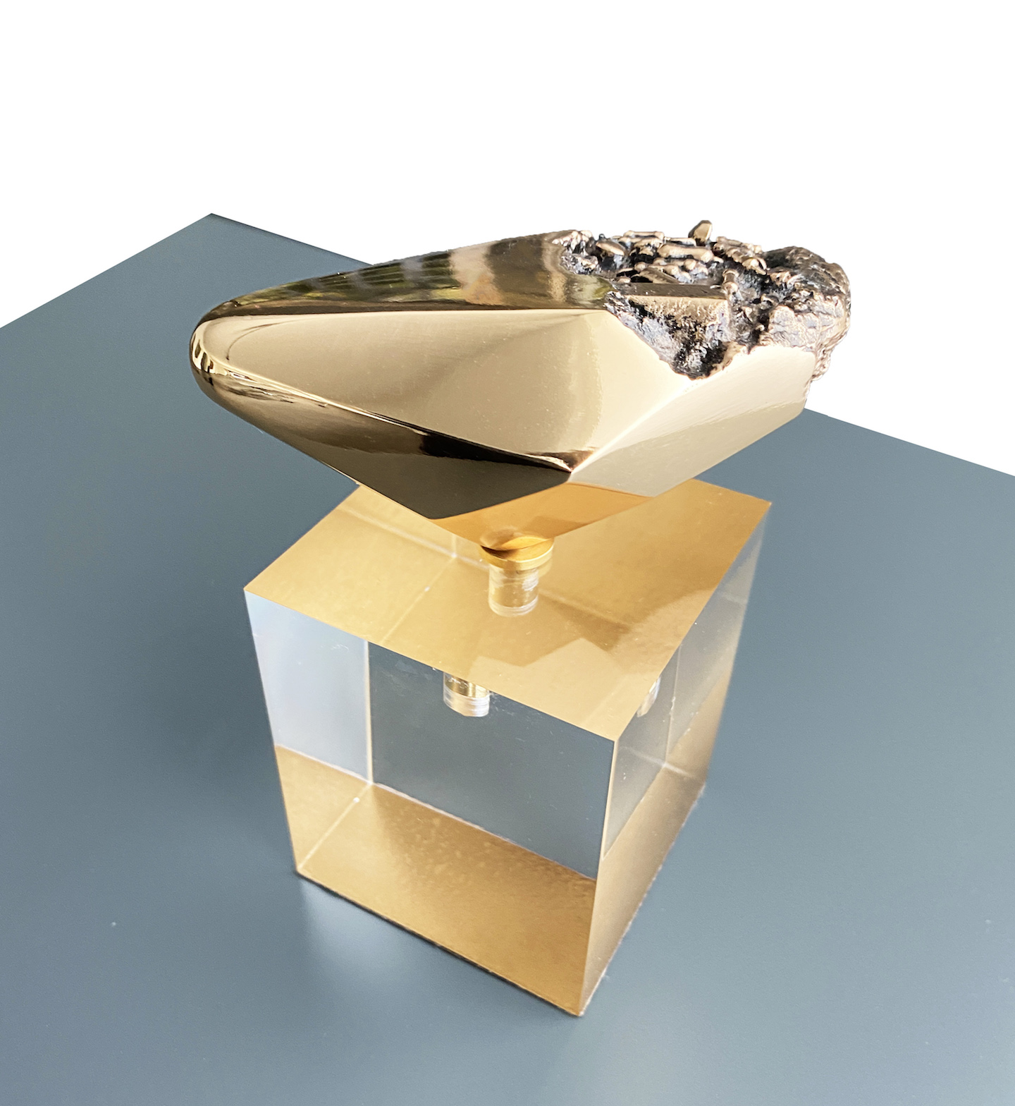 Kyoji Nagatani, Genesi, 2019, bronzo e plexiglass, 12x9x6 cm