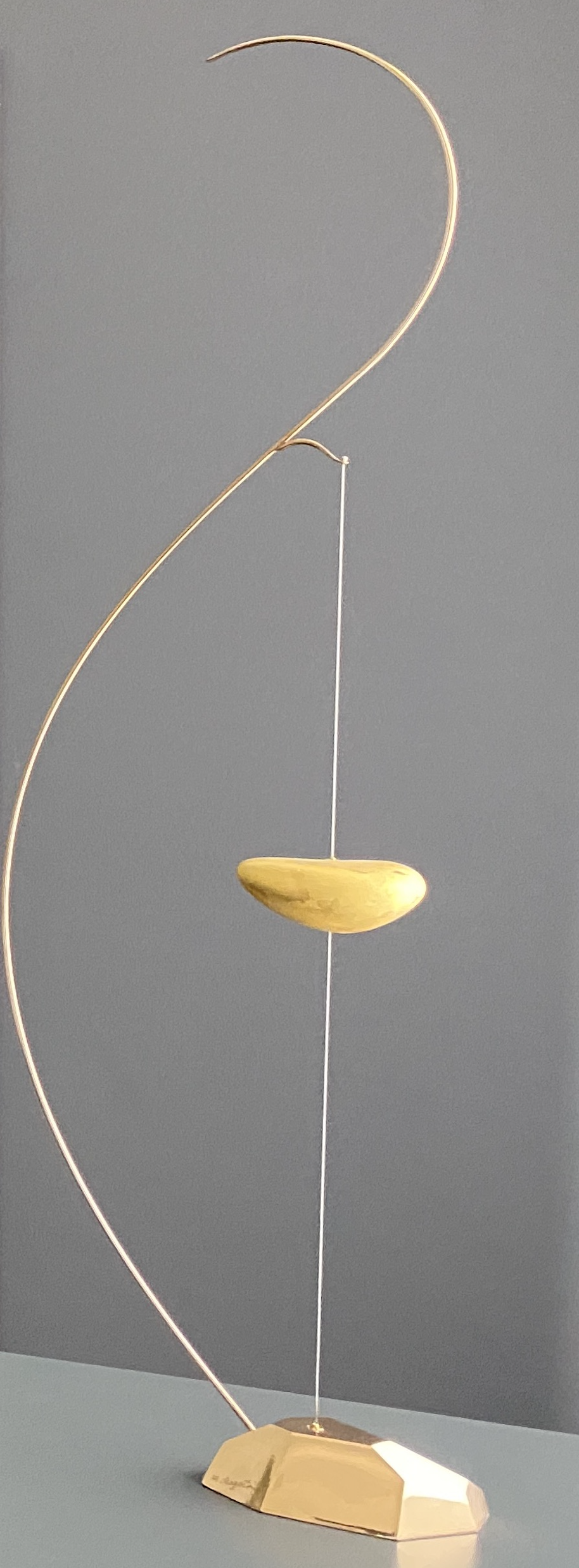 Kyoji Nagatani, Ab initio no.2, 2019, bronzo resina foglia d'oro 24k, 80x7x33 cm