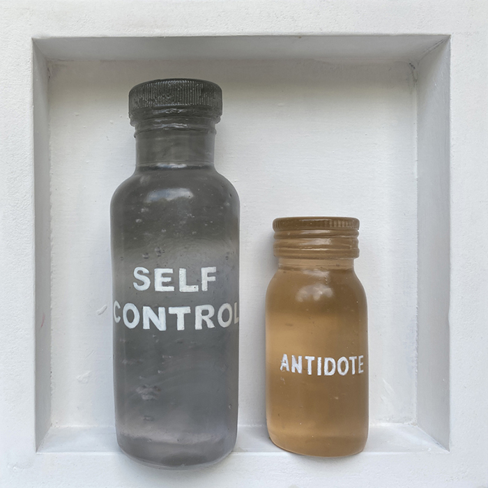 Levenson Silvia, Self control - Antidote, 2020, Vetro fuso a cera persa, legno(lost wax glass, wood), 20x20x4,5 cm