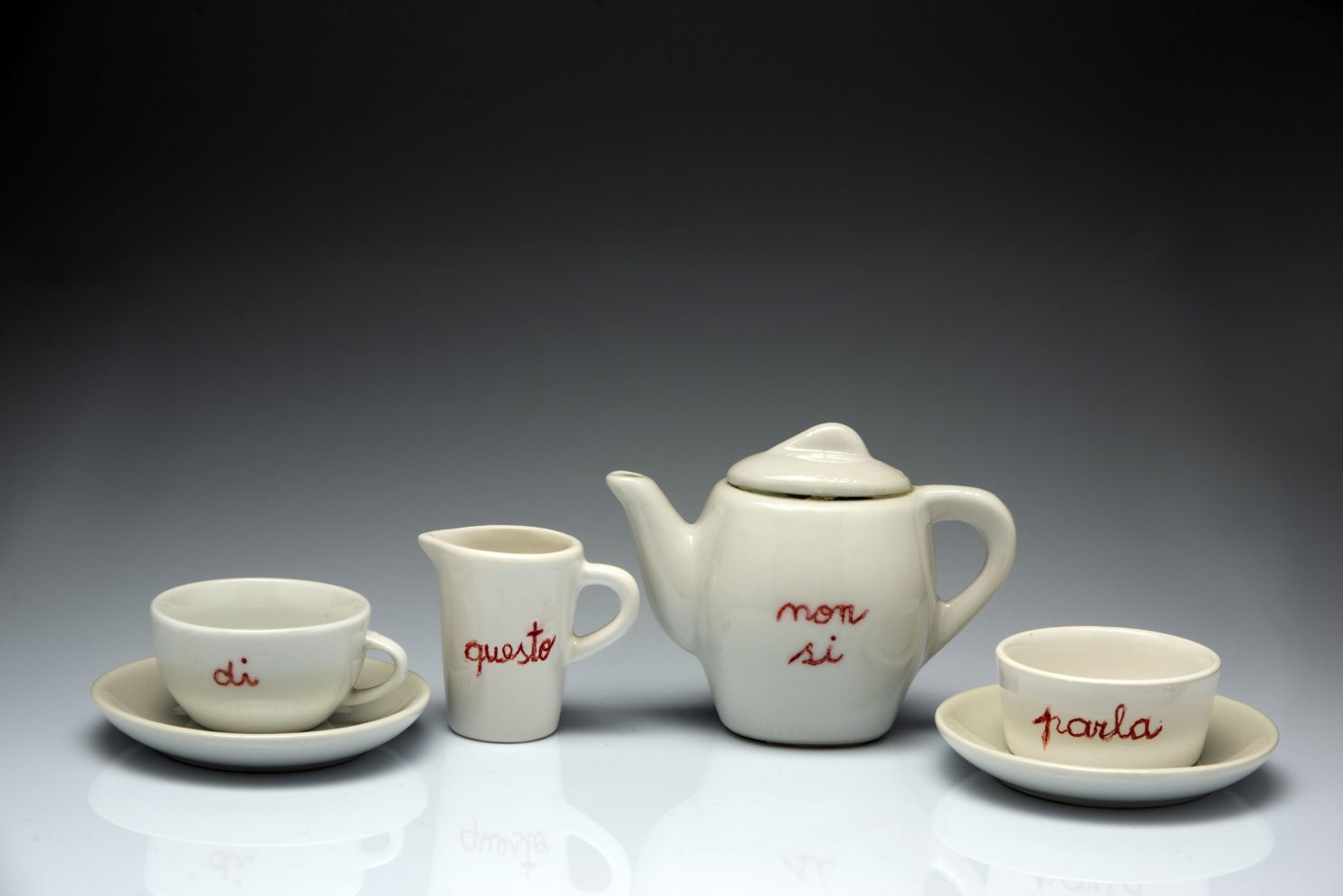 Levenson Silvia, Di questo non si parla, 2010, ceramica incisa, acrilico, 30x10x11 cm_2