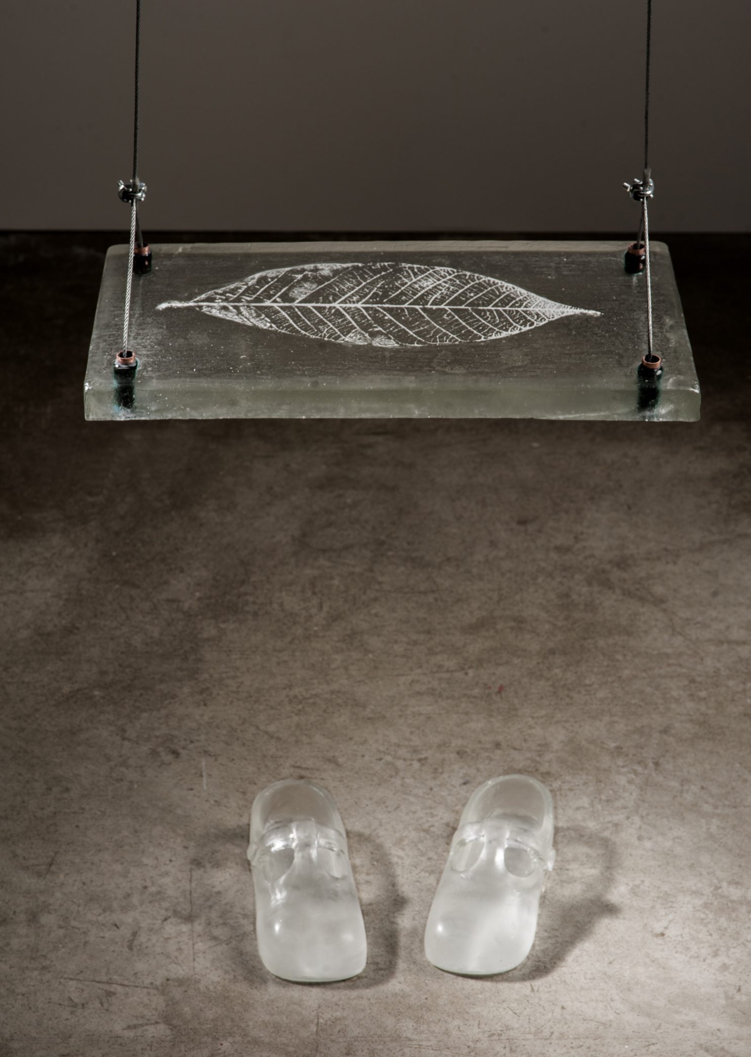 Levenson Silvia, È volata via, 2018, Vetro fuso in stampo a cera persa: serigrafia: cavo di acciaio,30x40x200 cm photo Marco Del Comune