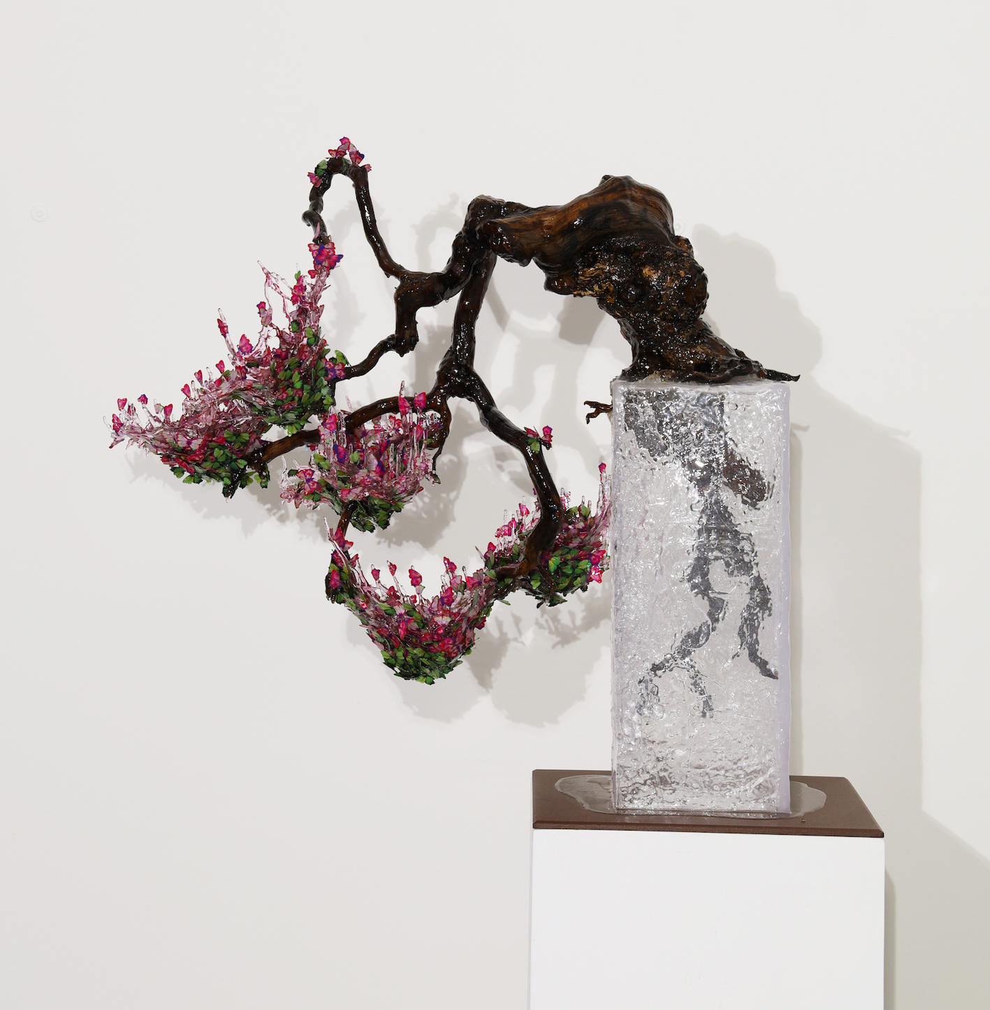 Annalù, Flowering kengai (albero rosa e verde), 2020, vetroresina, radici, carta, inchiostri, 85x100x50 cm_p8_2