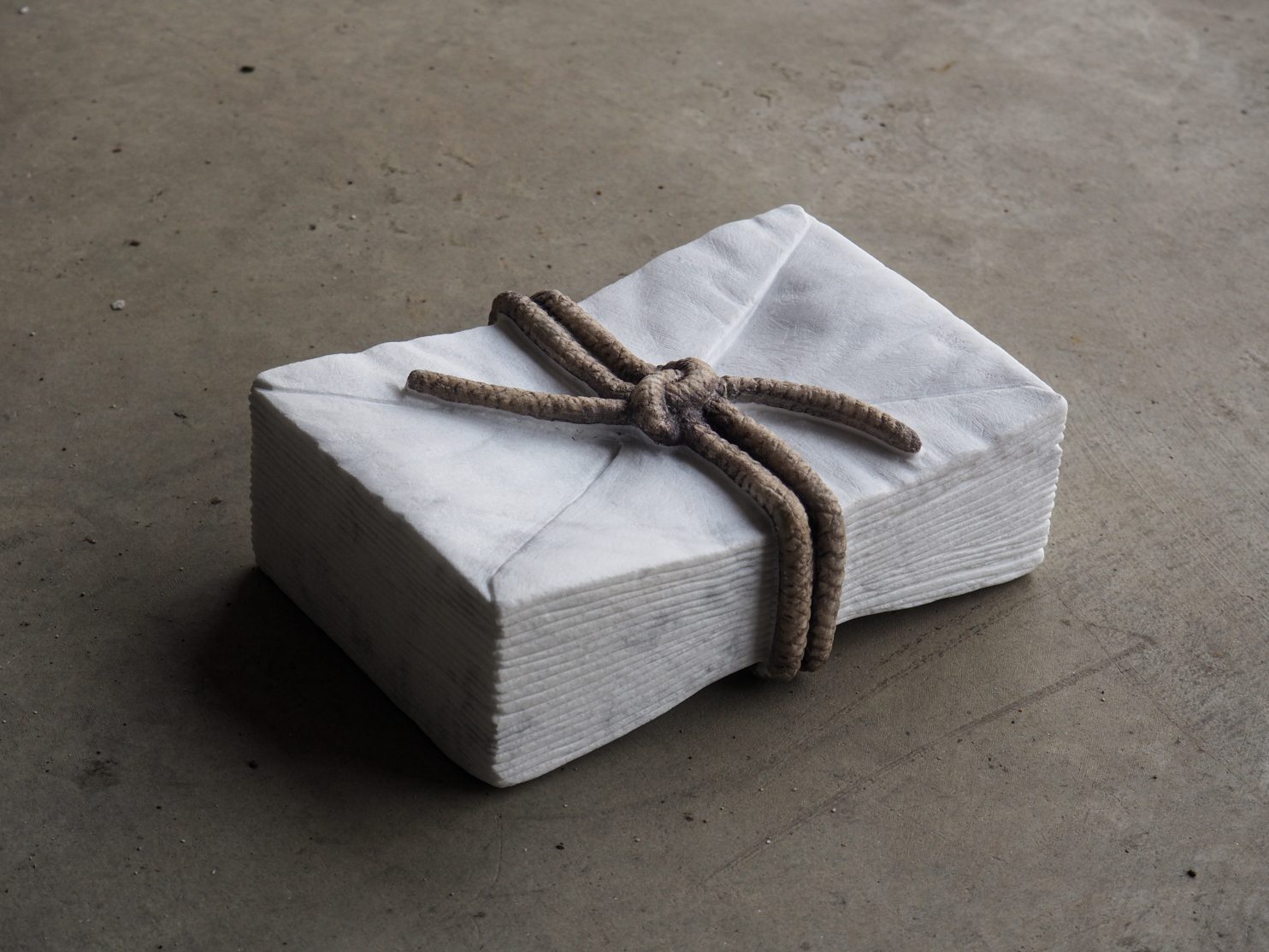 punto sull'arte-packet of letter, 12x18x6 cm, marmo bianco di Carrara e inchiostri, 2021