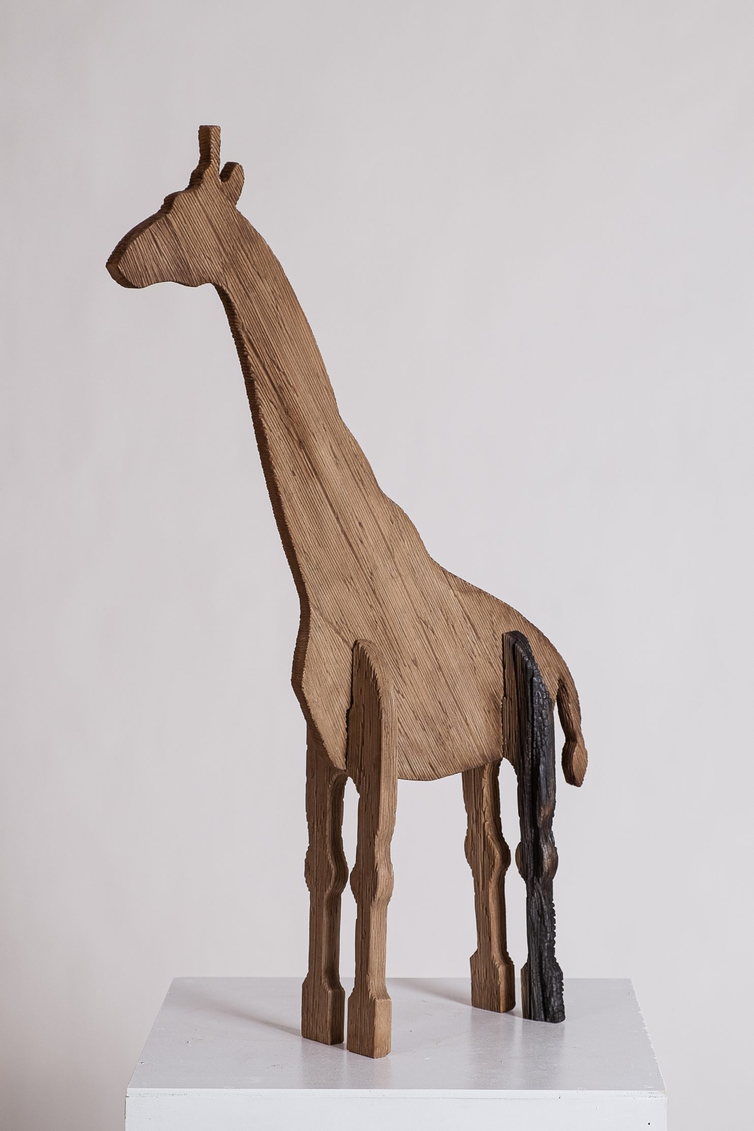 Vaccaro Valeria, GIRAFFA, 2022, marmo bianco di Carrara e inchiostri, 83x55x12 cm_01