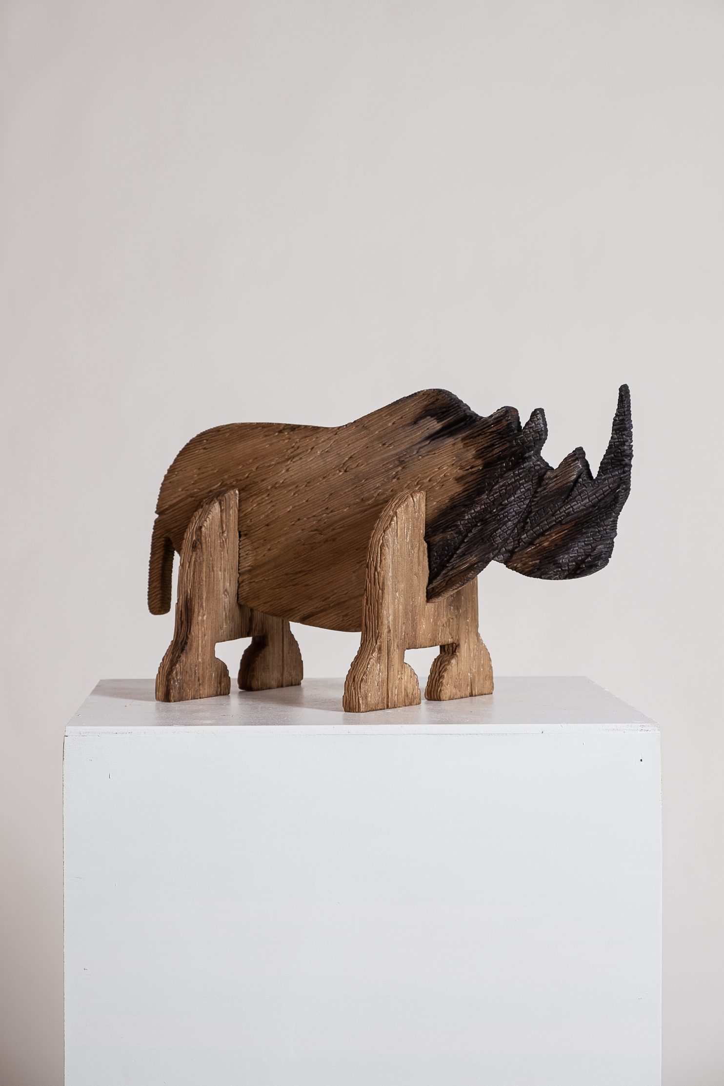 Vaccaro Valeria, RINOCERONTE, 2022, marmo bianco di Carrara e inchiostri, 29x50x23 cm_00