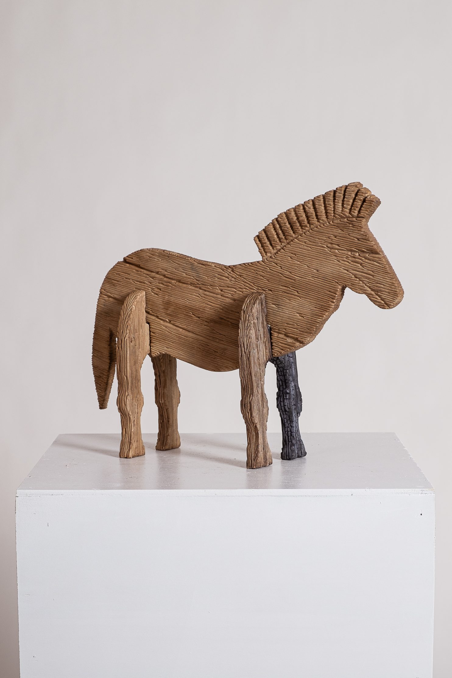 Valeria Vaccaro, ZEBRA, 2022, marmo bianco di Carrara e inchiostri, 39x46x13 cm (1)