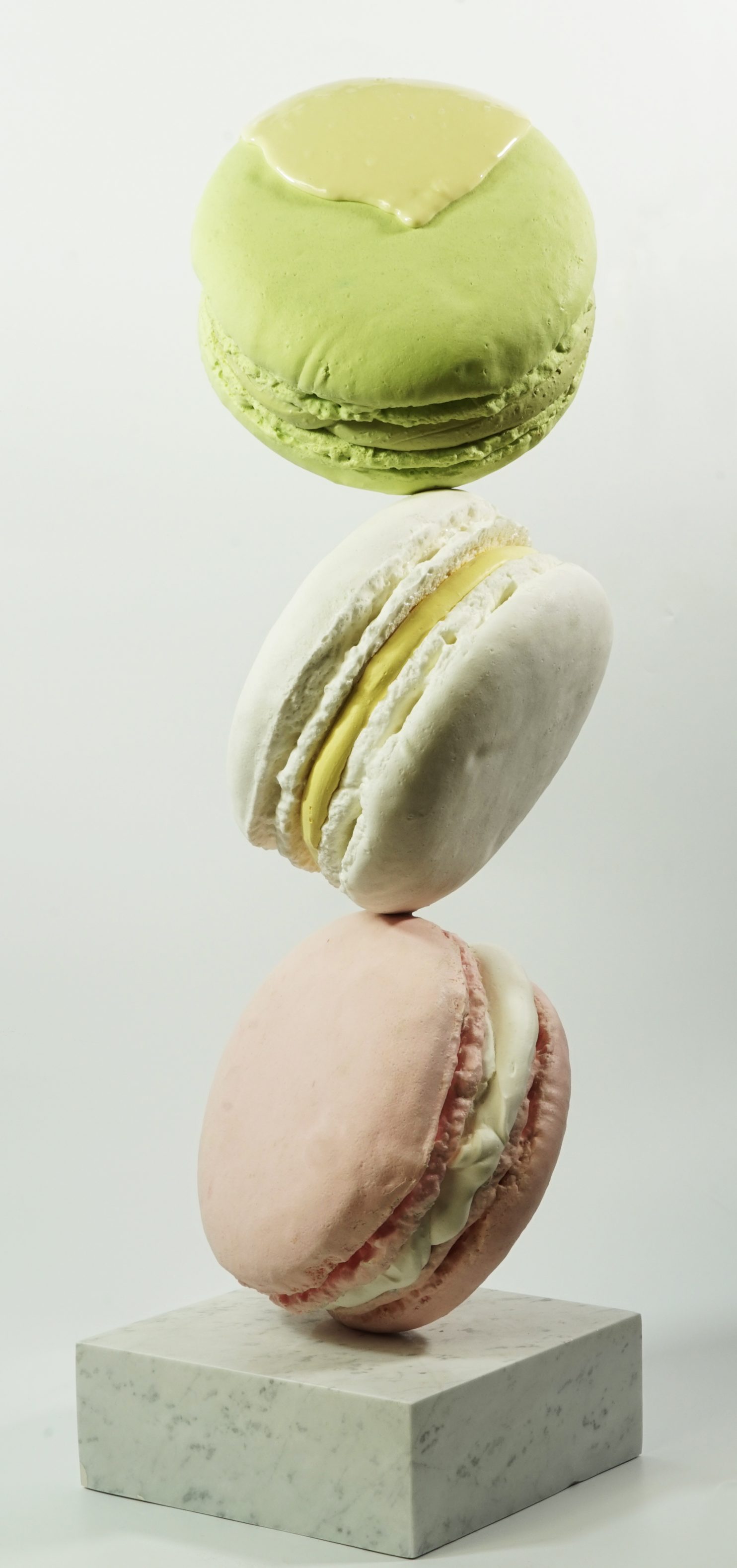 Bernardi Roberto, Climbers VIII-03, 2022, Resina, pigmenti, 95x28x28 cm (tre macarons)_01