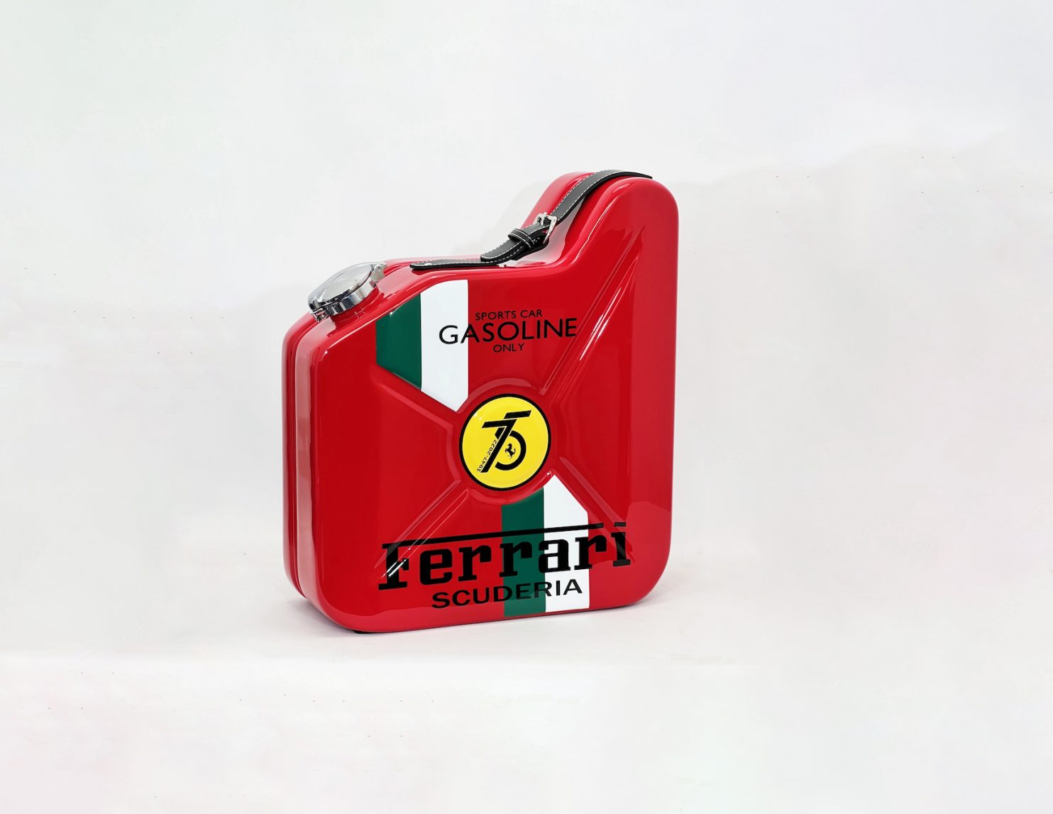 Salin Erik, Jerrycane Ferrari, 2022, metallo, materiale composito, vernice poliuretanica, manico in pelle, tappo dipinto, 52 x 45 x 18 cm_3218