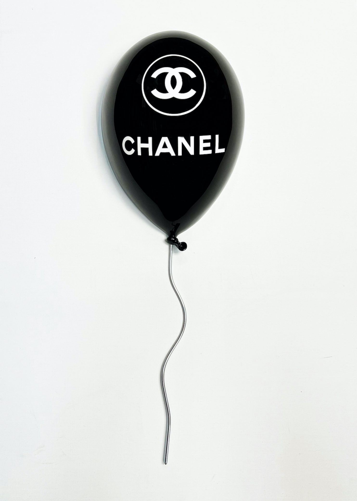Morin Gerladine, Chanel black wall Balloon, 2022, resina, acciaio inox e acciaio, 95 x 45 x 31 cm