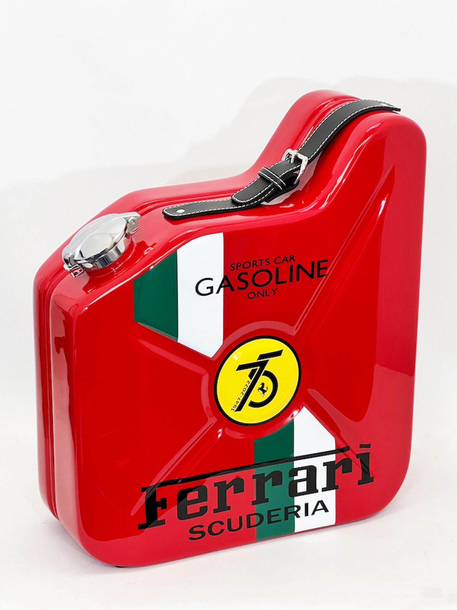 Salin Erik, Jerrycane Ferrari, 2022, metallo, materiale composito, vernice poliuretanica, manico in pelle, tappo dipinto, 52 x 45 x 18 cm_3219