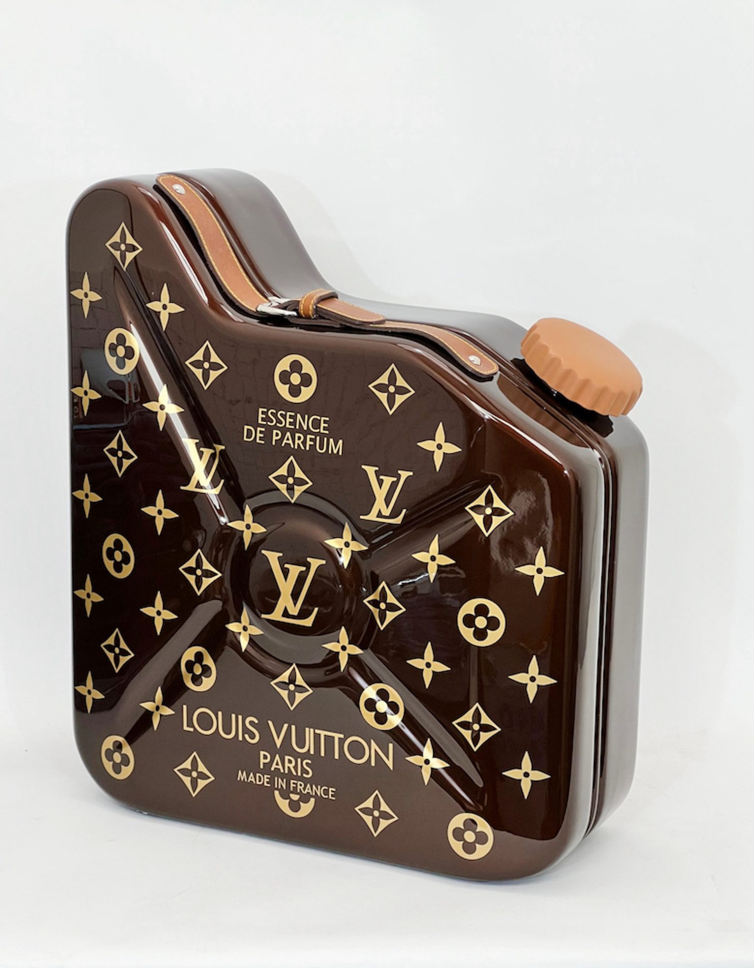 Salin Erik, Jerrycane Vuitton, 2022, metallo, materiale composito, vernice poliuretanica, manico in pelle, tappo dipinto, 52 x 45 x 18 cm_3222