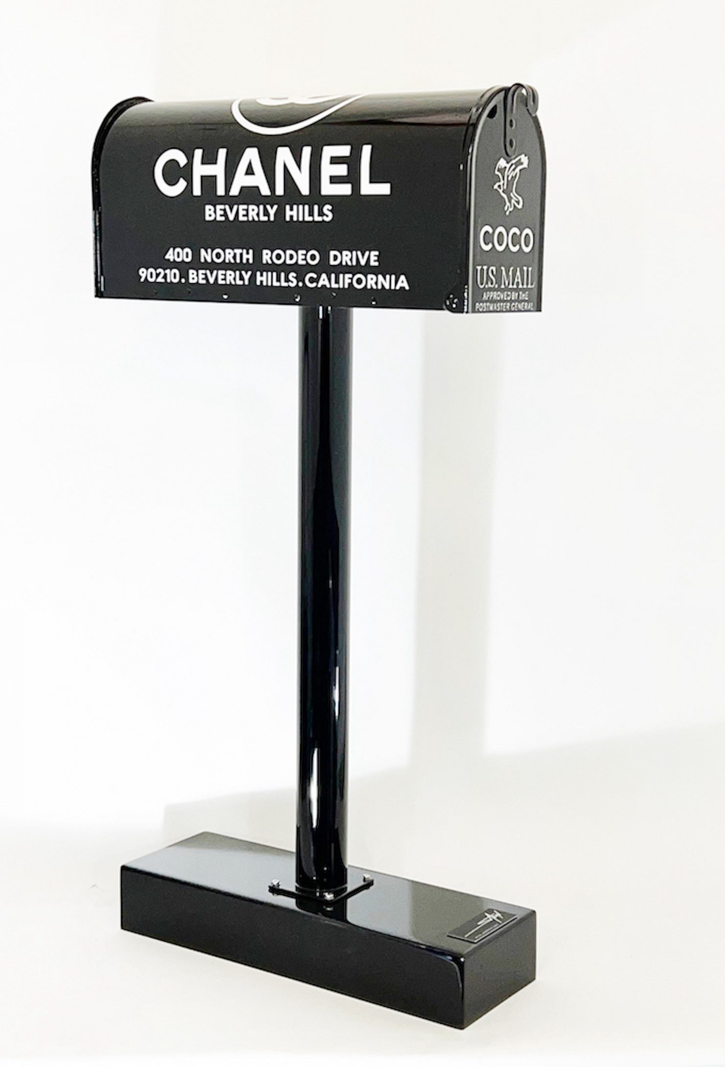 Salin Erik, Letter box Chanel, 2022, metallo, materiale composito, vernice poliuretanica, Ed. 3:8 No number, 100 x 50 x 17 cm_3238
