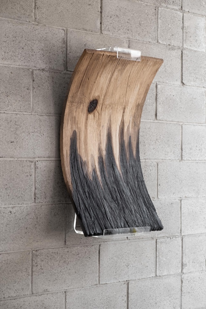 Vaccaro Valeria-Controsenso 2 appeso-marmo bianco di Carrara e inchiostri 82x50x25 cm