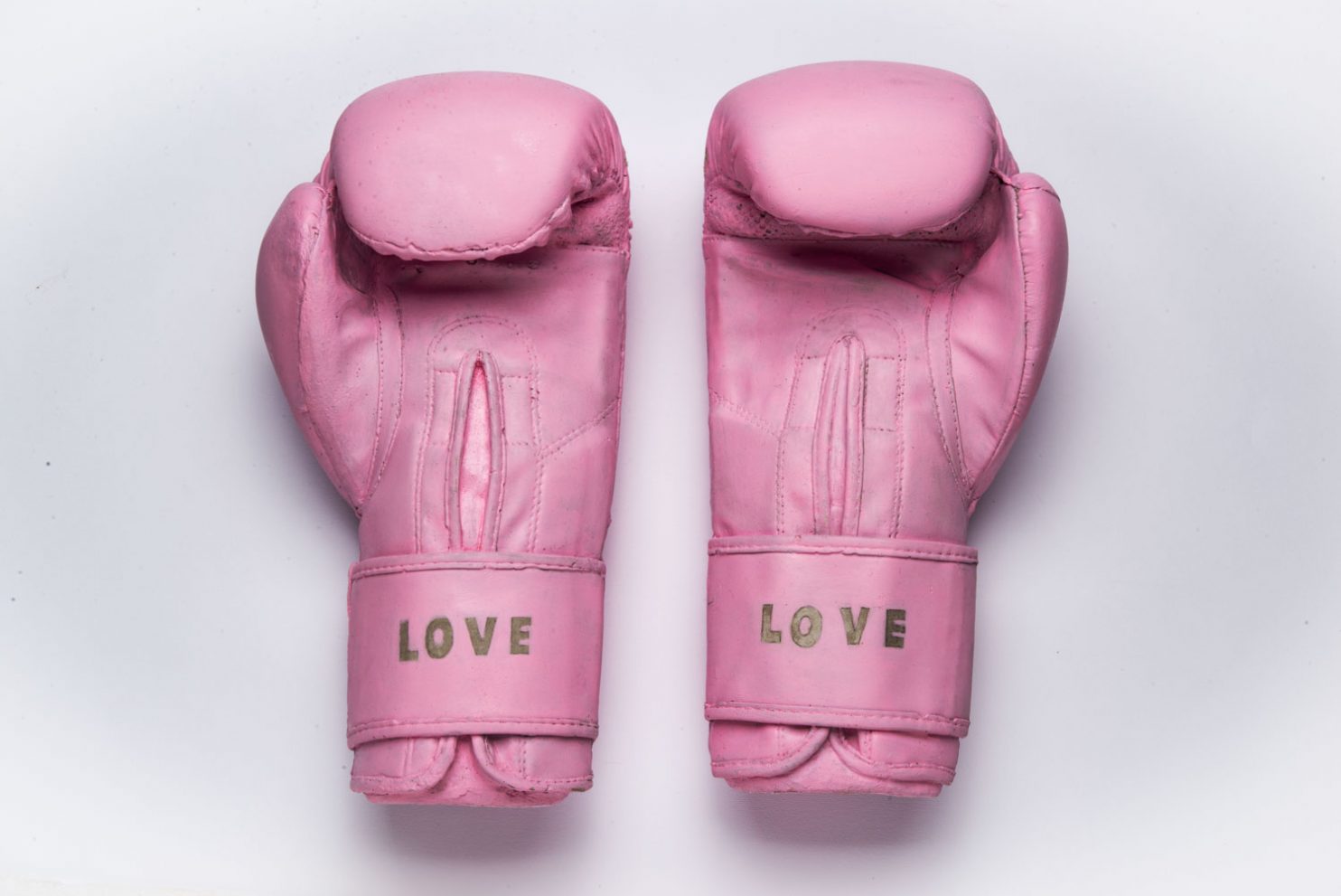 "In The Name of Love" Opera unica dell'artista argentina Silvia Levenson realizzata in cemento e acrilico in occasione della mostra Pink & Powerful presso la Galleria D'Arte italiana PUNTO SULL'ARTE a Varese, Italia. Simbolo della forza e della vulnerabilità dell'amore