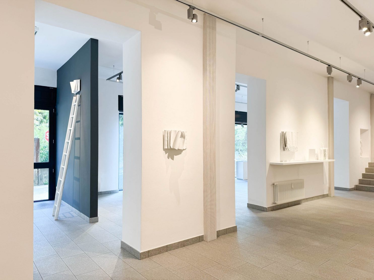 Lorenzo-Simona-Perrone-Galleria-Punto-sull-arte-libri-bianchi-mostra-allestita-5