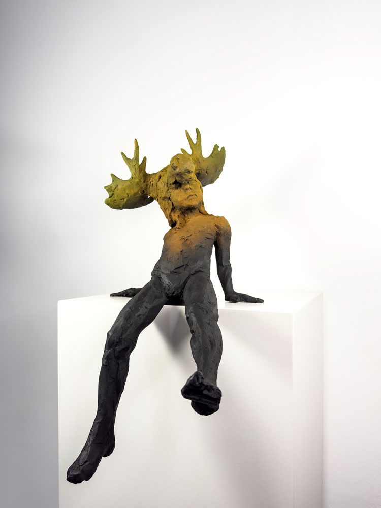 Simone Benedetto-Scultura in resina e cemento che fonde infanzia e libertà. Elk Soul è l’opera simbolo della metamorfosi interiore. Disponibile alla Galleria Punto sull’Arte.