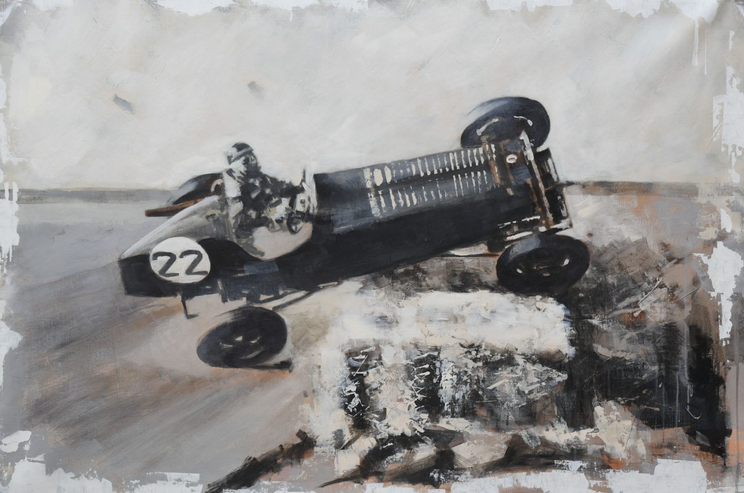 Con #22, Tom Porta cattura un’auto d’epoca vista di lato: il numero diventa memoria in corsa. In mostra in FastForWarD presso PUNTO SULL’ARTE.