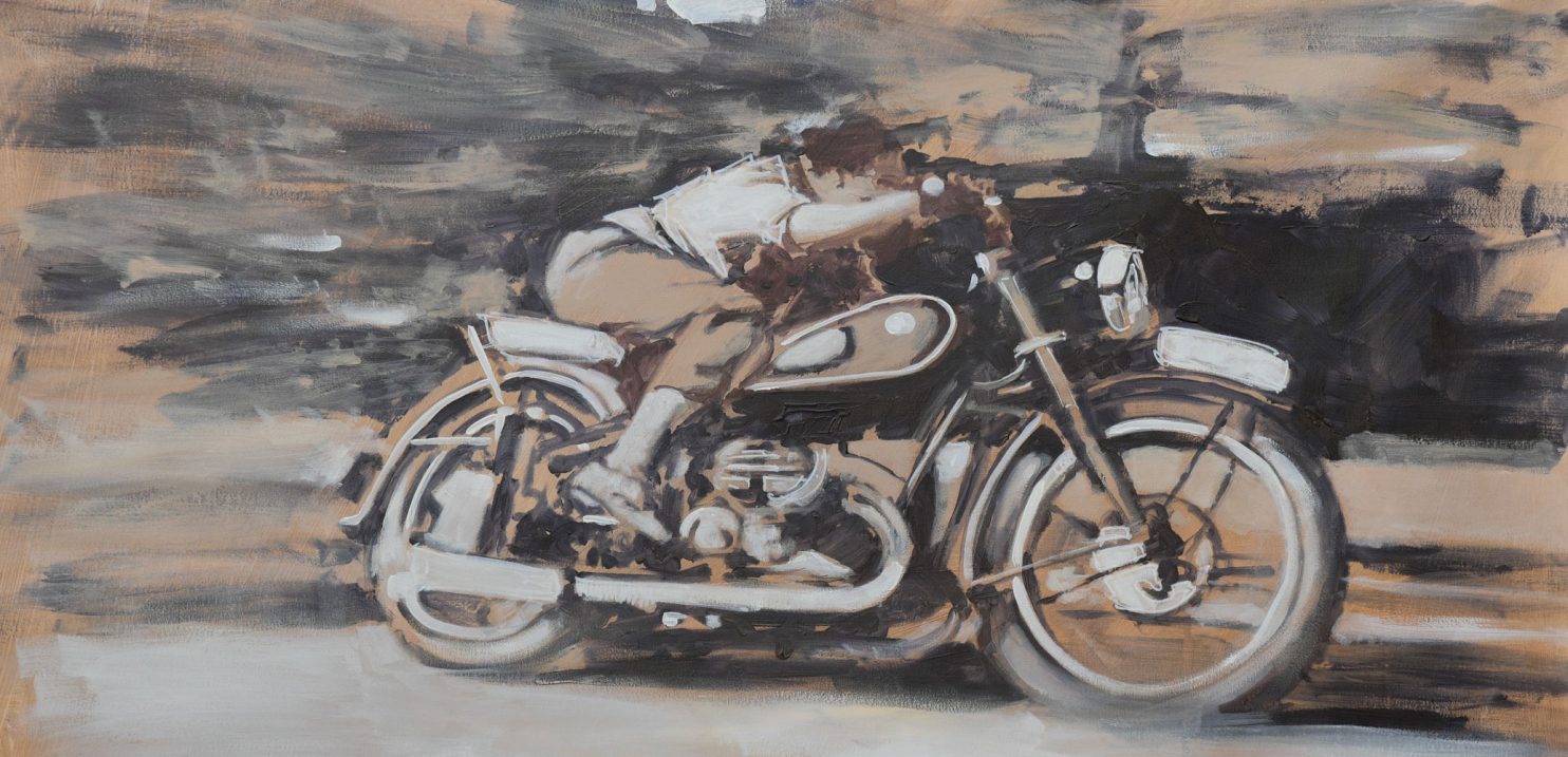 She Ride di Tom Porta: donna in moto vista di profilo, dinamica e determinata. In mostra a PUNTO SULL’ARTE, Varese.