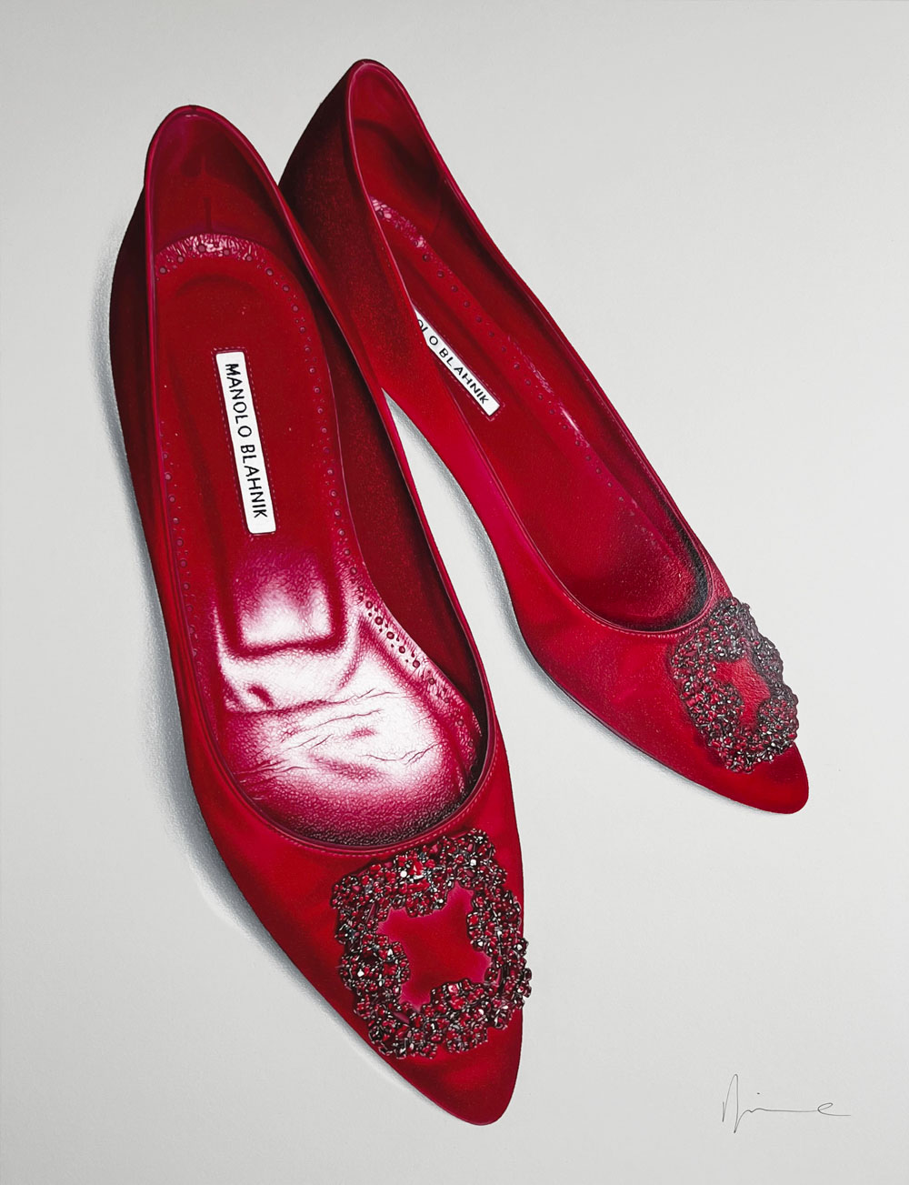 "Untitled" di Valentina Diena. Opera unica a matite colorate su carta, raffigura in stile iperrealista le iconiche ballerine rosse Manolo Blahnik, simbolo di eleganza e femminilità. PUNTO SULL'ARTE — Varese, Italia