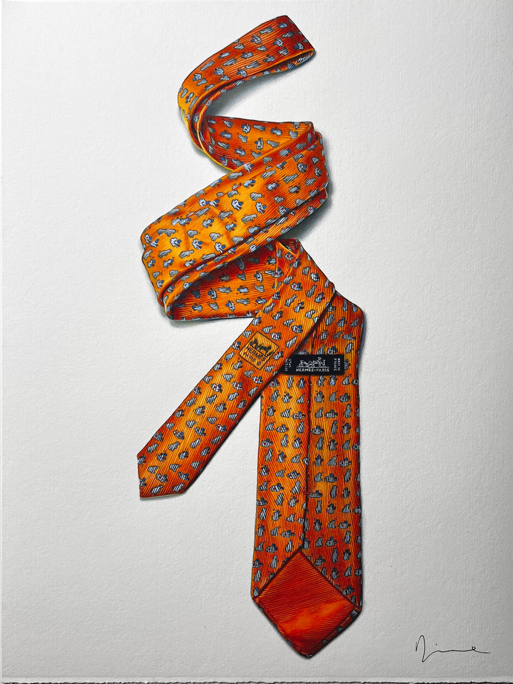"Untitled" di Valentina Diena. Opera a matite colorate su carta che ritrae in modo iperrealista una cravatta arancione Hermès, simbolo di eleganza e stile senza tempo. PUNTO SULL'ARTE, Varese Italia