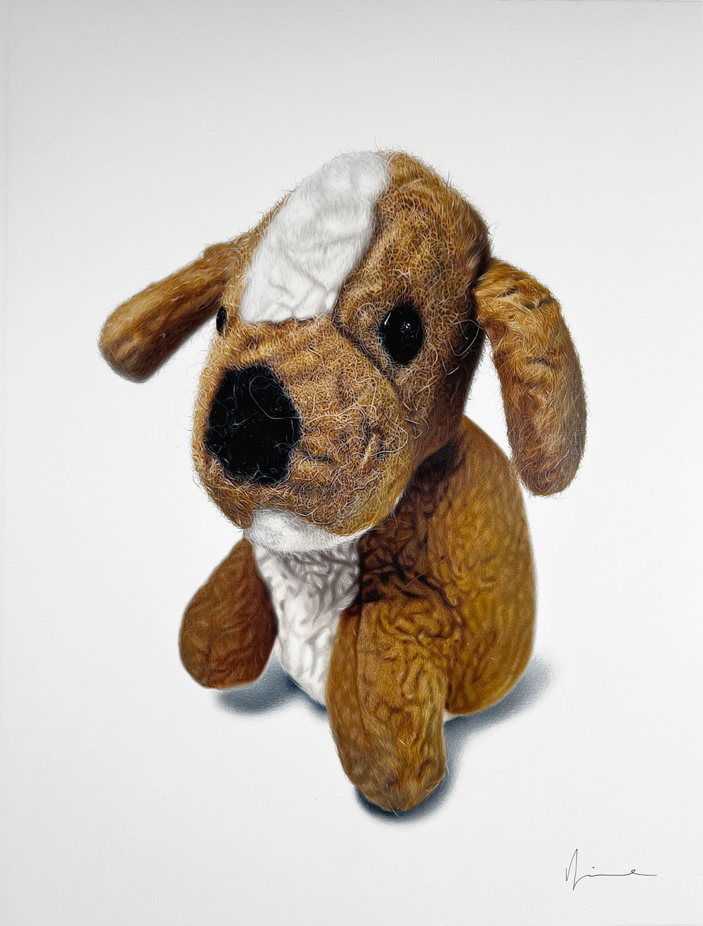 "Untitled" di Valentina Diena. Opera iperrealista a matite colorate su carta, raffigurante un peluche a forma di cane, simbolo di affetto e memoria d'infanzia.