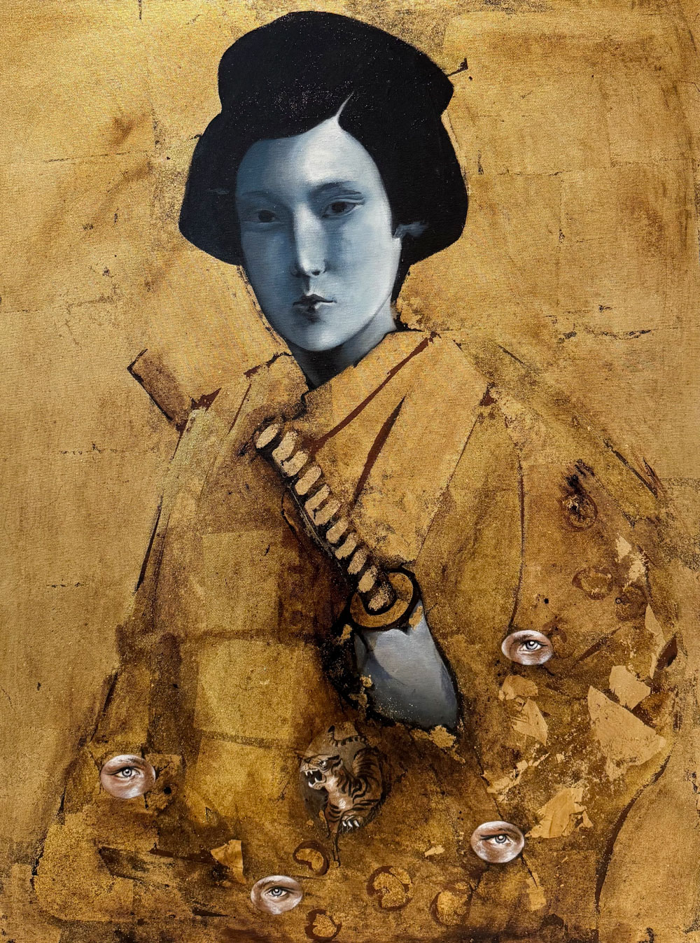 "Guerriera Blu – Samurai con tigre" di Lara Martinato – Una fiera samurai dallo sguardo deciso, pelle blu e spada in mano. Sotto di lei, simboli arcani e una tigre silenziosa evocano forza e spiritualità. Galleria PUNTO SULL'ARTE di Varese, Italia.