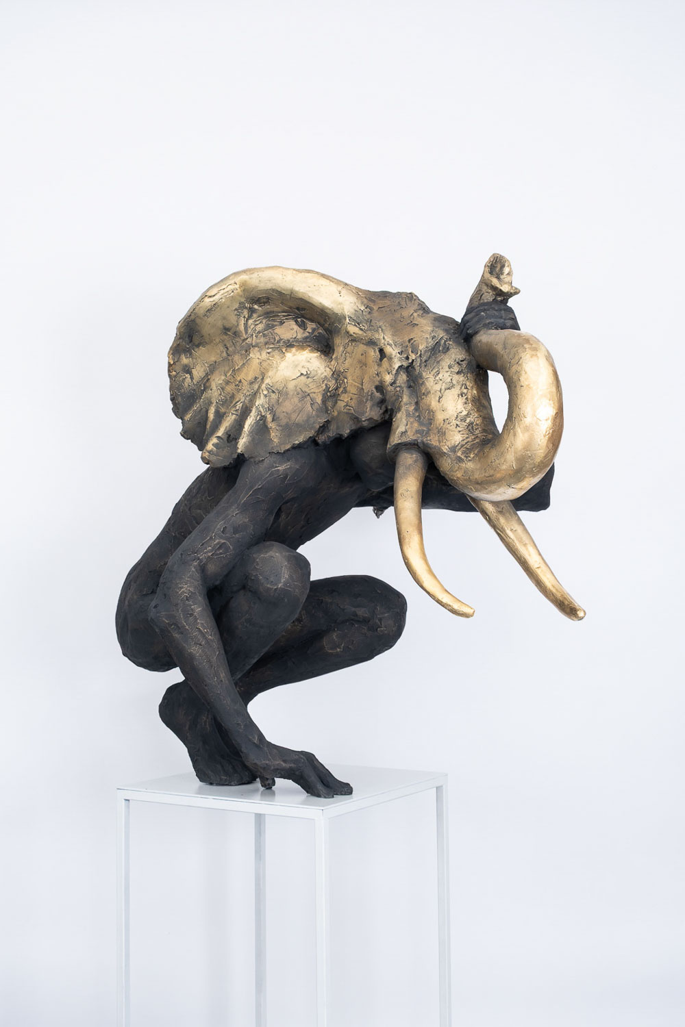 "Elephant Soul" di Simone Benedetto – Un fanciullo rannicchiato sotto la maschera di un elefante, simbolo di forza silenziosa e memoria profonda. Galleria PUNTO SULL’ARTE, Varese.