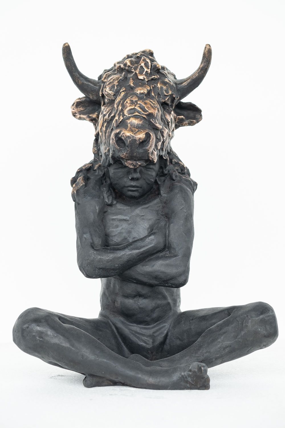 "Bison Soul" di Simone Benedetto – Fanciullo seduto sotto la maschera di un bisonte, simbolo di forza silenziosa e introspezione.
