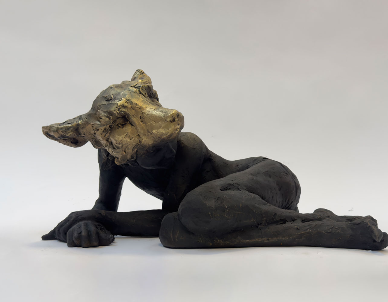 "Fox Soul" di Simone Benedetto – Un fanciullo nascosto dietro la maschera di volpe, dove fragilità e astuzia si intrecciano in silenziosa forza interiore. PUNTO SULL'ARTE Varese, Italia