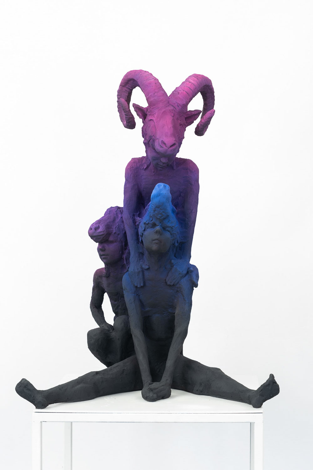 "Herd Soul" di Simone Benedetto – Tre bambini mascherati da lupo e pecore intrecciano fragilità e forza in un’unica anima corale.