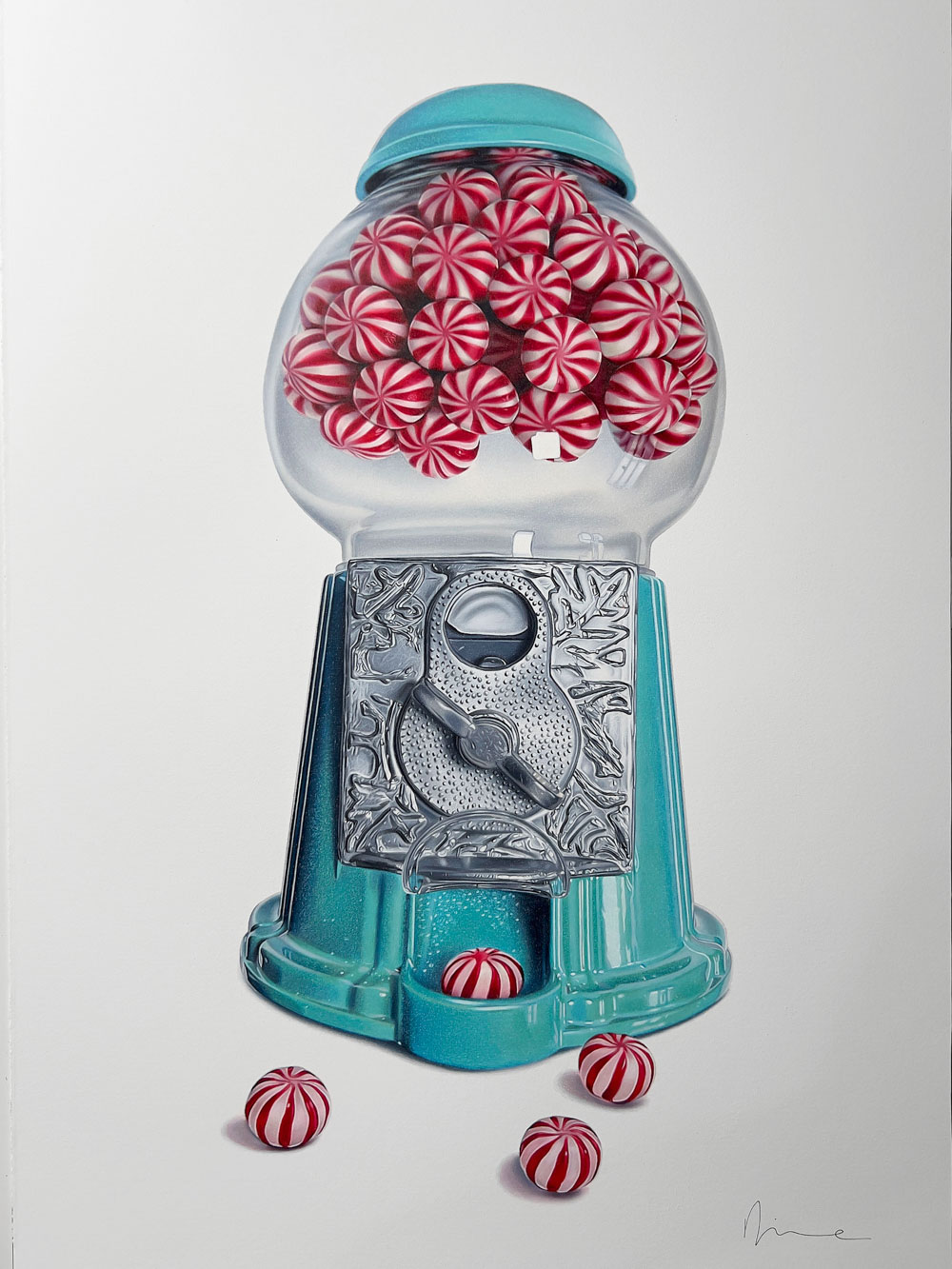 Nosedive! 02 di Valentina Diena – Un distributore di caramelle vintage azzurro con caramelle bianche e rosse capovolte nella sfera, reso con straordinario realismo a matite colorate. PUNTO SULL'ARTE, Varese, Italia
