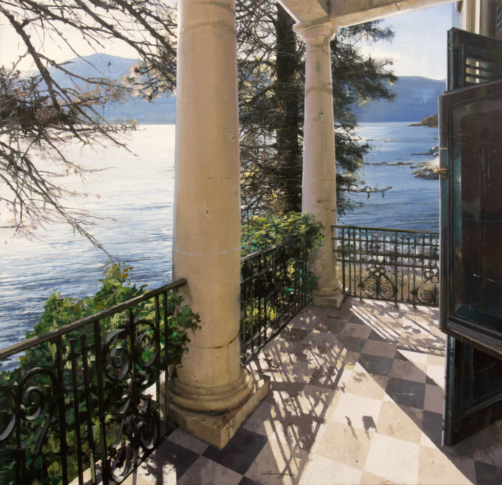 Lago di Matteo Massagrande – Un balcone con colonne si affaccia su un lago tranquillo, circondato da alberi, immerso in una luce poetica e silenziosa. Galleria PUNTO SULL'ARTE Varese, Italia.