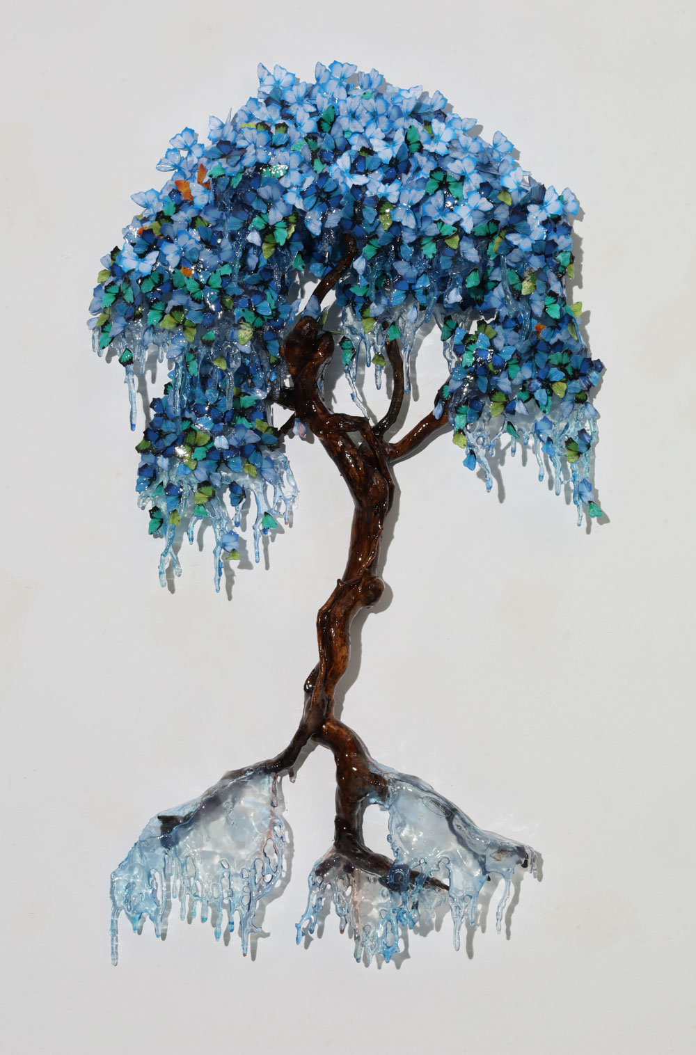 "Flyingtree Celestiale" di Annalù Albero sospeso in resina e vetro di Murano con farfalle azzurre al posto delle foglie. Galleria PUNTO SULL'ARTE, Varese, Italia