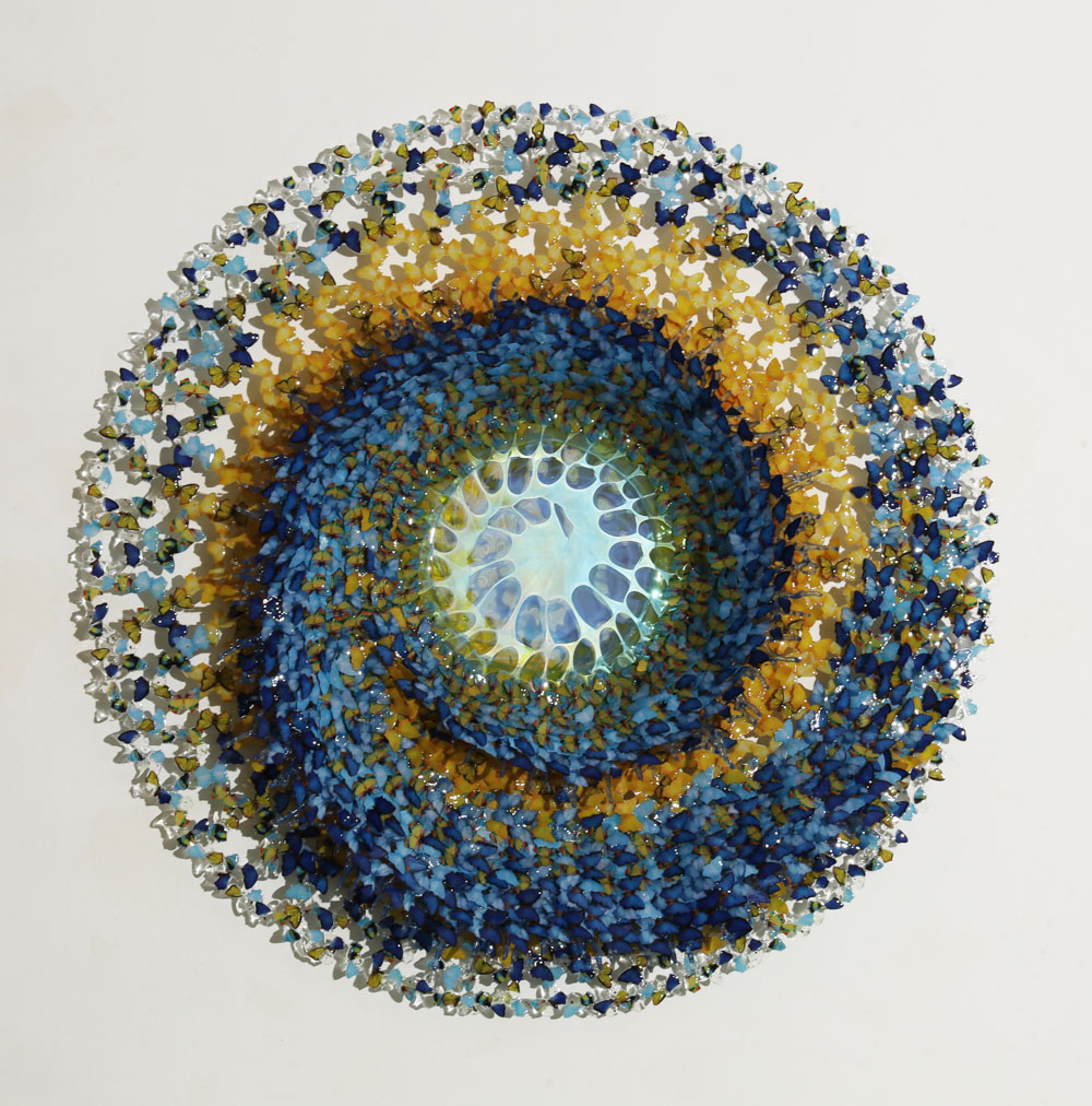 Scultura circolare in resina e vetro di Murano, con farfalle sospese in volo che creano un effetto di leggerezza e movimento. Galleria PUNTO SULL'ARTE Varese, Italia