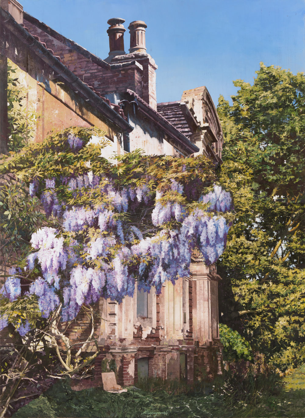 Glicine di Matteo Massagrande – Paesaggio esterno con casa abbandonata immersa nella vegetazione e avvolta da un glicine lilla. Galleria PUNTO SULL'ARTE, Varese, Italia