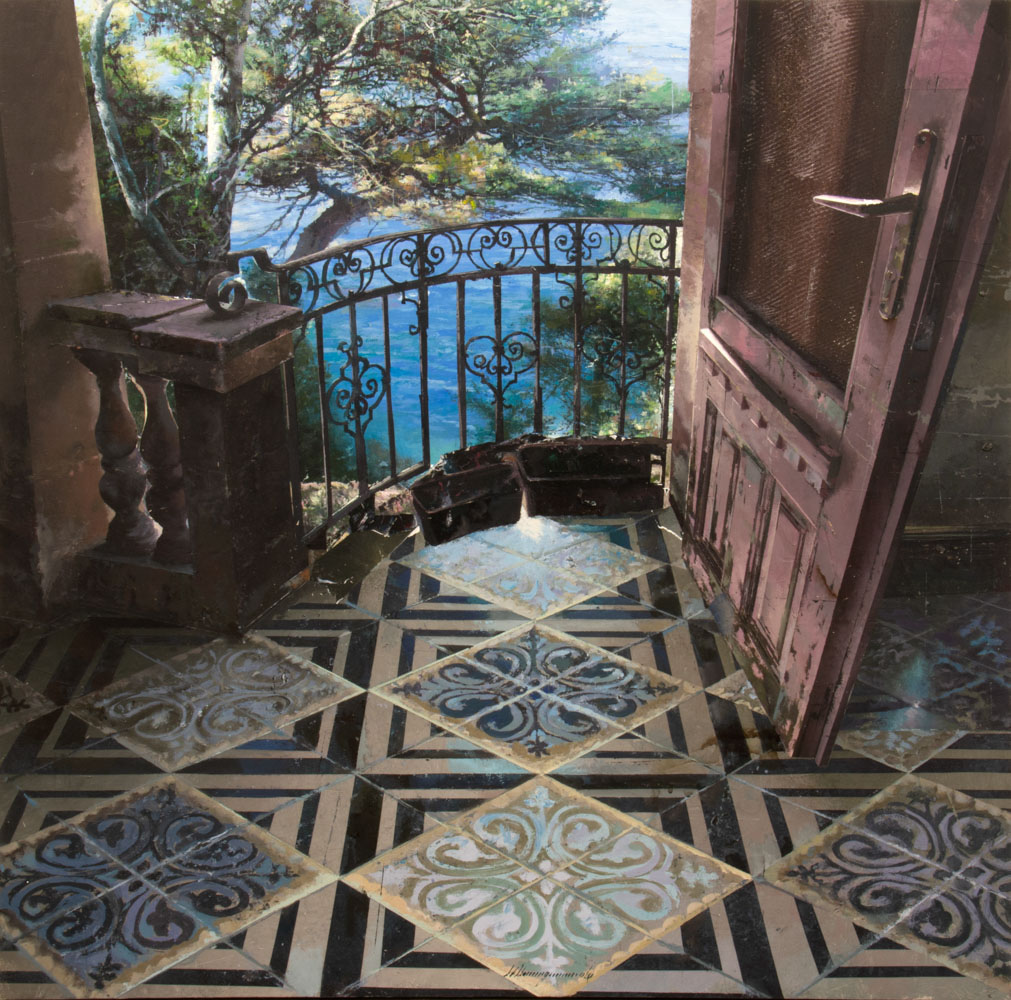 Risacca di Matteo Massagrande – Interno di casa abbandonata con balcone sulla vista del mare e prospettive distorte. Galleria PUNTO SULL’ARTE, Varese, Italia