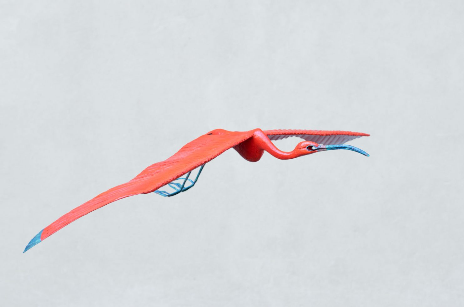 Rouage #25 di Alice Zanin, in mostra Sogni d’Oriente presso Art Gallery Arté Restaurant di Lugano. Scultura in cartapesta con ibis scarlatto in volo, simbolo di leggerezza e trasformazione. Galleria Punto sull’Arte, Varese.