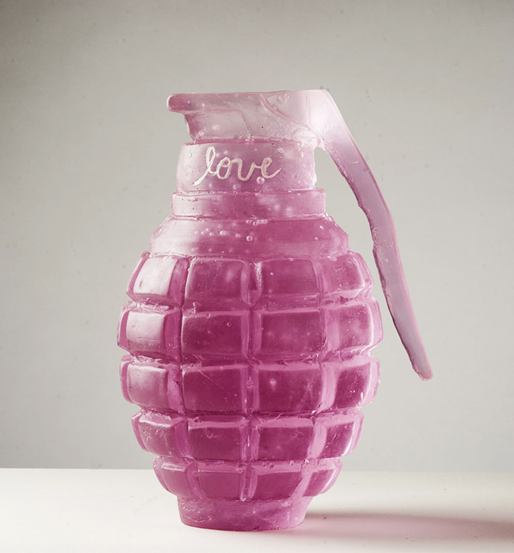 Levenson-Silvia-7kg-di-amore-scultura-bomba-rosa-in-vetro-punto-sull-arte-galleria-darte-contemporanea-Varese-Italia
