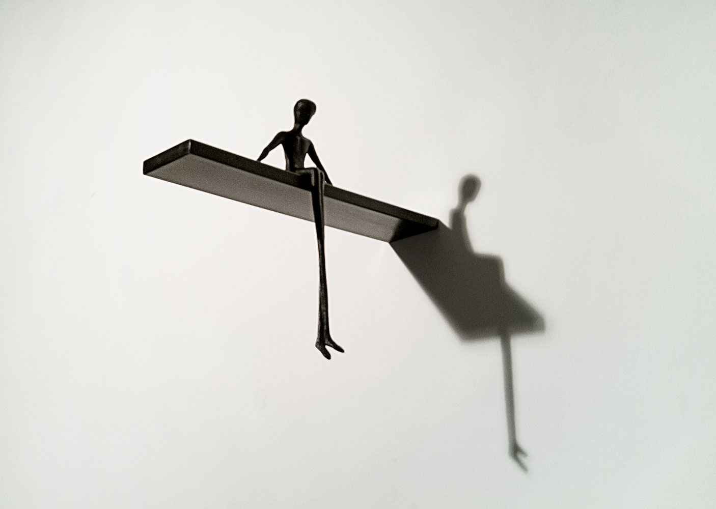 Pinna-Alex-punto-sull-arte-galleria-darte-contemporanea-varese-italia-Waiting-for-2020-bronzo-e-ferro-patinato-Ed.6+1-P.dA-Es.-38x15x46cm