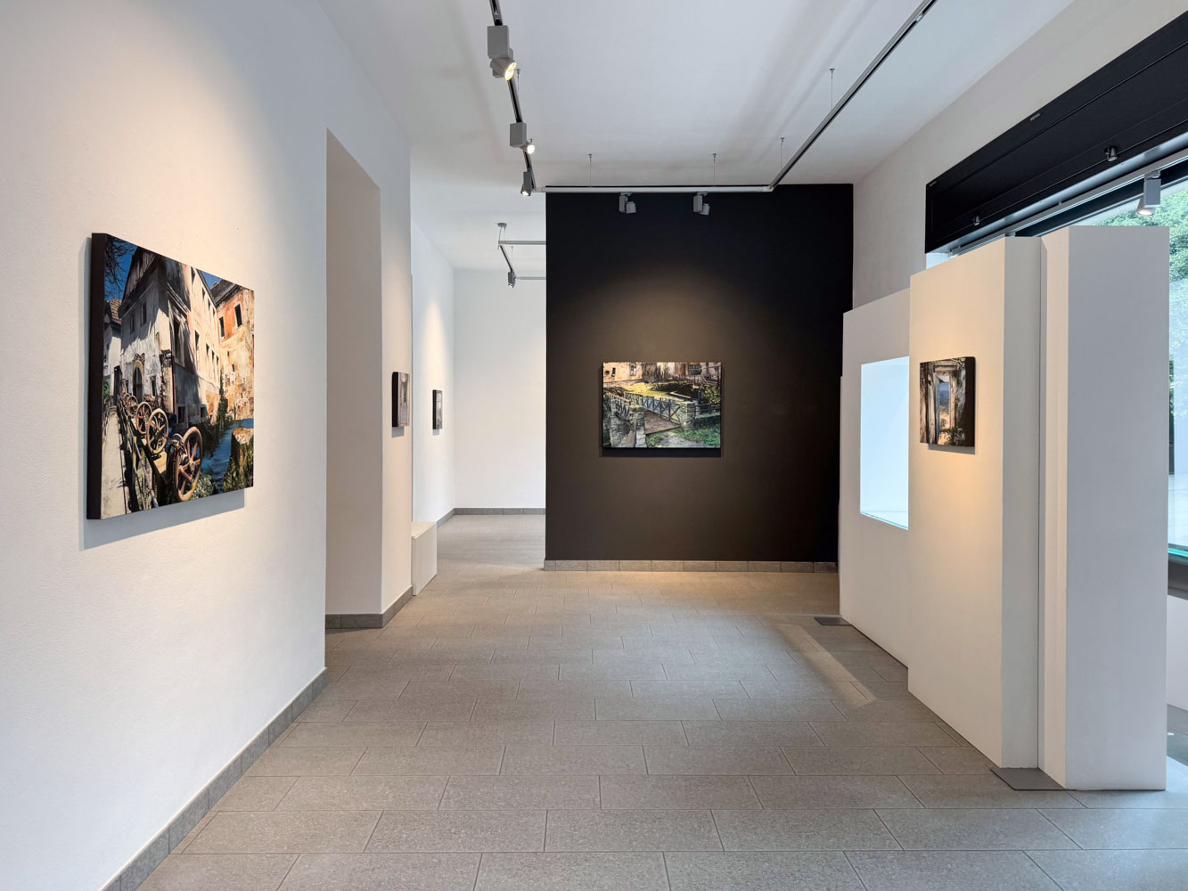 matteo-masssagrande-punto-sull-arte-mostra-personale-in-italia-galleria-darte-contemporanea-mostra-Soglie-foto-mostra-allestita-00