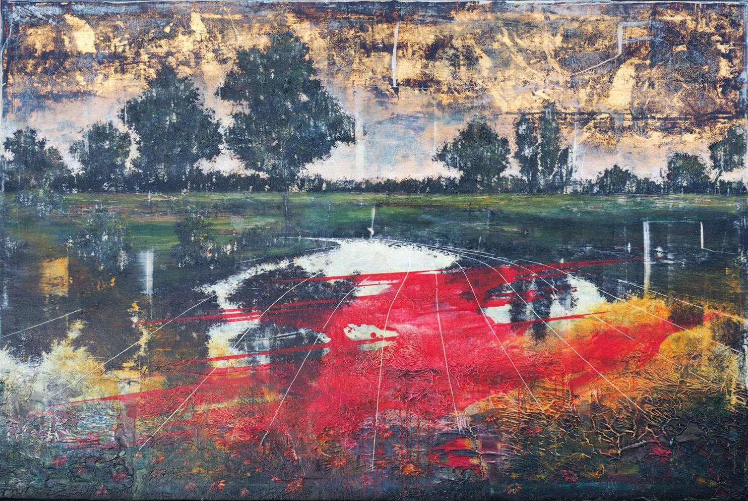 Auri Sacra Fames XXVI-X di Jernej Forbici è un dipinto realizzato con acrilico, olio e foglia d’oro su tela. Il paesaggio riflesso nell’acqua, attraversato da intense campiture rosse, evoca la fragilità della natura e la tensione tra ambiente e intervento umano. Esposto alla Galleria PUNTO SULL’ARTE, Varese, Italia.