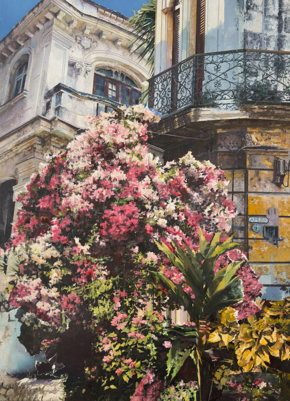 Bouganville di Matteo Massagrande – Una facciata segnata dal tempo si apre su una rigogliosa bouganville dai toni rosa e bianchi, in un intenso dialogo tra architettura, luce e natura. In mostra presso la Galleria PUNTO SULL’ARTE di Varese, nella personale SOGLIE – Stanze, Paesaggi, Città.