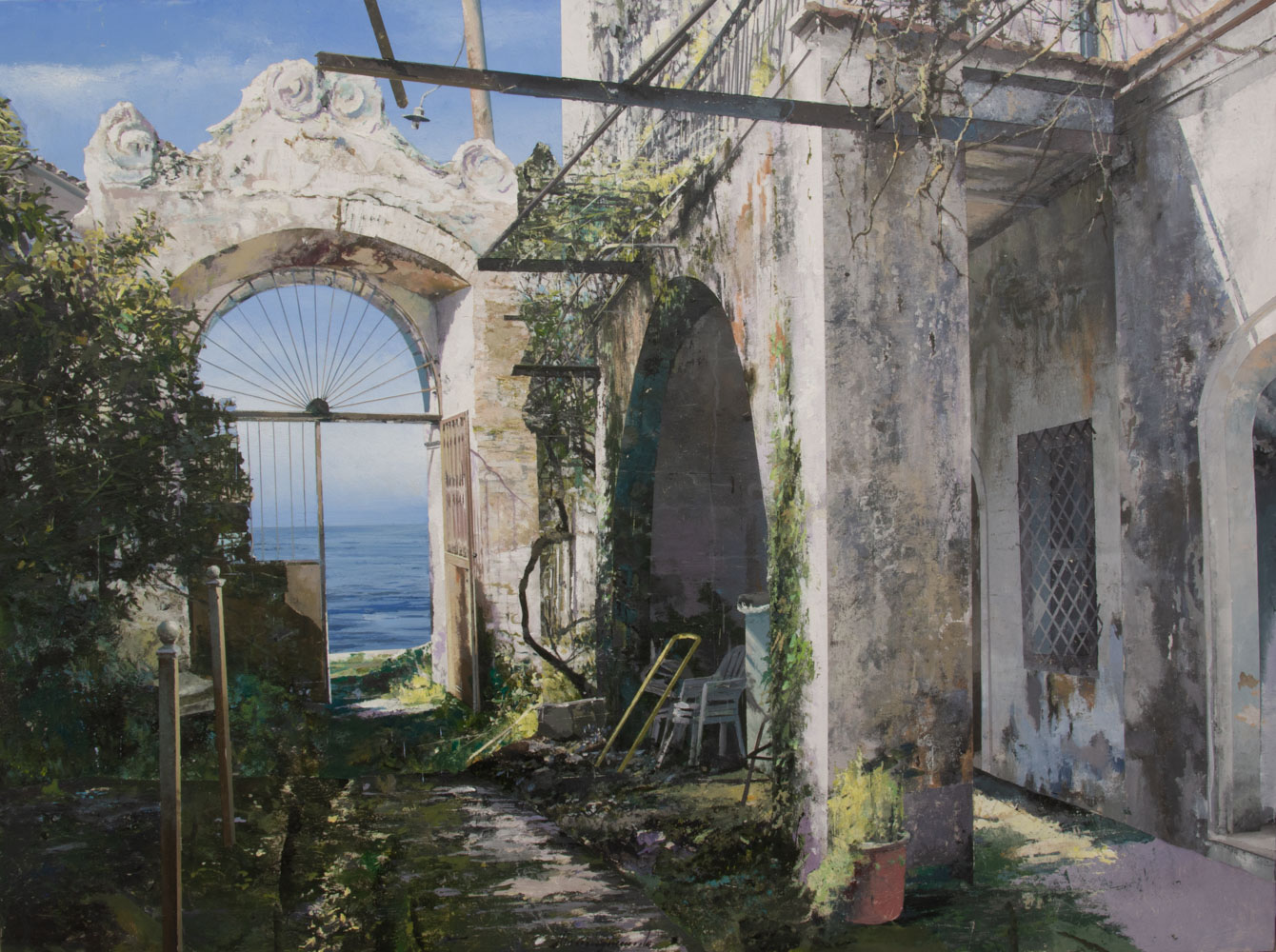 Luci della Grecia XIII di Matteo Massagrande – Un antico portale si apre verso il mare tra architetture segnate dal tempo e luce mediterranea. In mostra presso la Galleria PUNTO SULL’ARTE di Varese, nella personale SOGLIE – Stanze, Paesaggi, Città.
