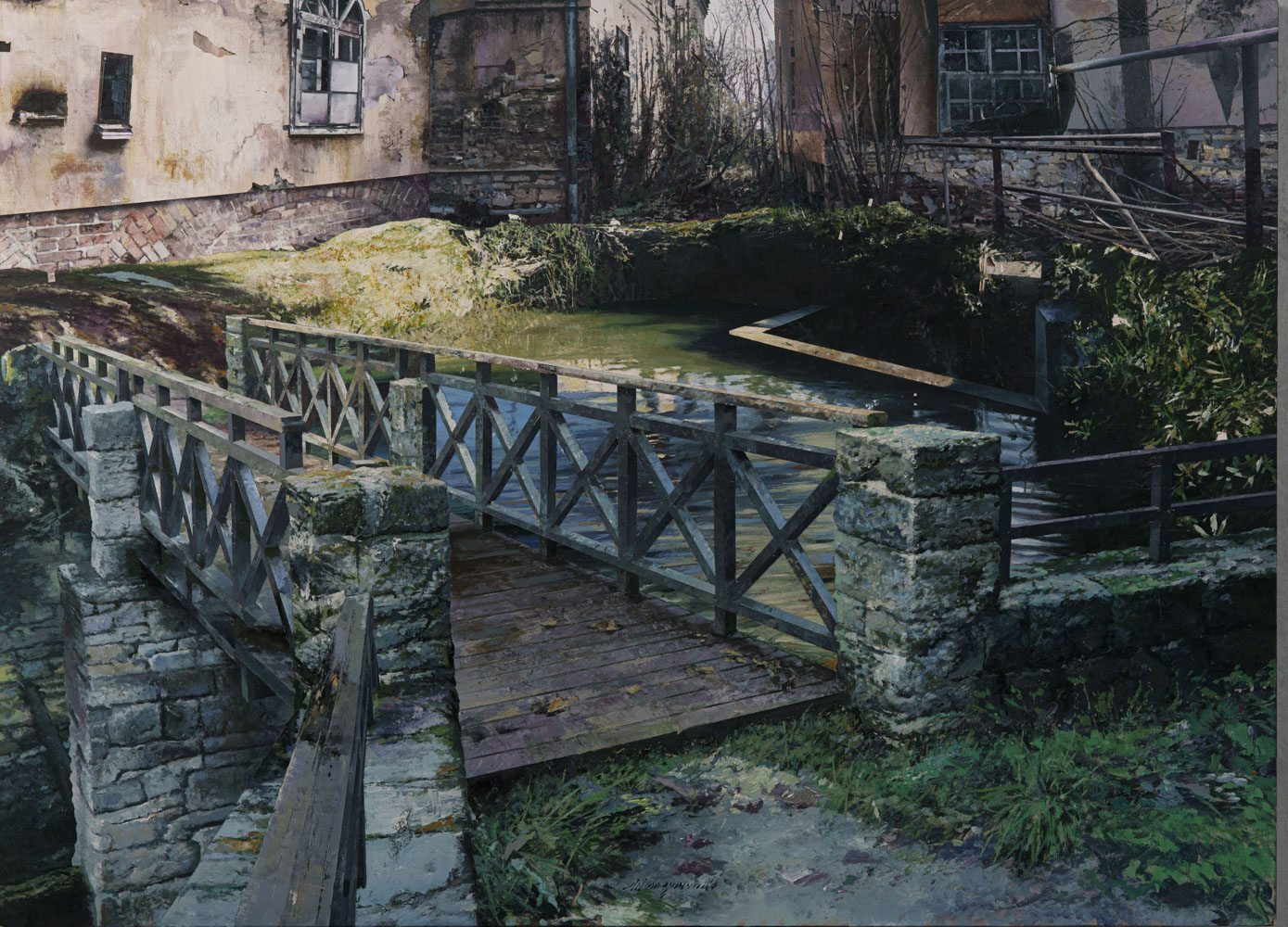 Il Ponte di Matteo Massagrande – Un piccolo ponte in legno attraversa un canale silenzioso tra edifici segnati dal tempo e riflessi sull’acqua. In mostra presso la Galleria PUNTO SULL’ARTE di Varese, nella personale SOGLIE – Stanze, Paesaggi, Città.