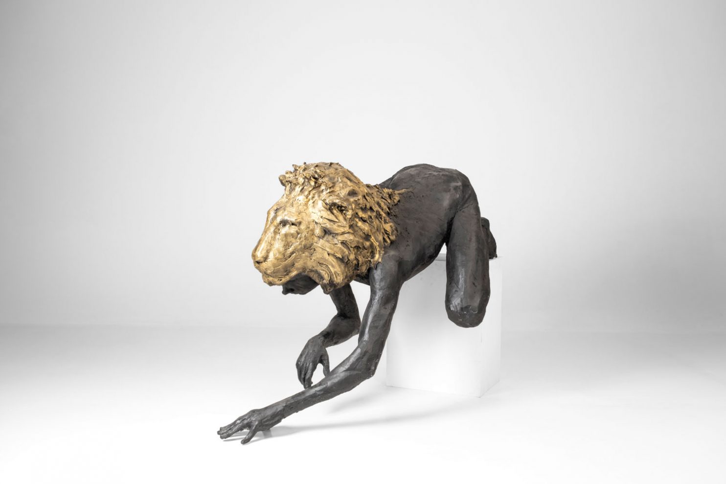 "Lion Soul Big" di Simone Benedetto – Un’opera che raffigura un bambino in piedi con il leone come presenza simbolica, espressione di forza istintiva e trasformazione interiore. L’infanzia si apre a una dimensione animale e primordiale. In mostra presso Galleria PUNTO SULL’ARTE nell’ambito della collettiva WILD SOULS.