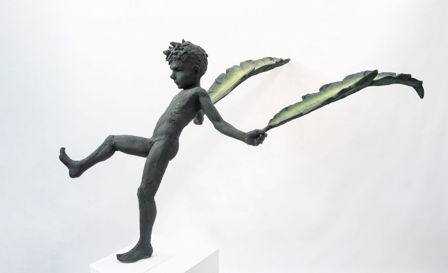 "Flight Attempt" di Simone Benedetto – Un’opera che esplora il desiderio di trasformazione e libertà attraverso la figura di un fanciullo sospeso tra fragilità umana e istinto animale. In mostra presso la Galleria PUNTO SULL’ARTE nell’ambito della collettiva WILD SOULS